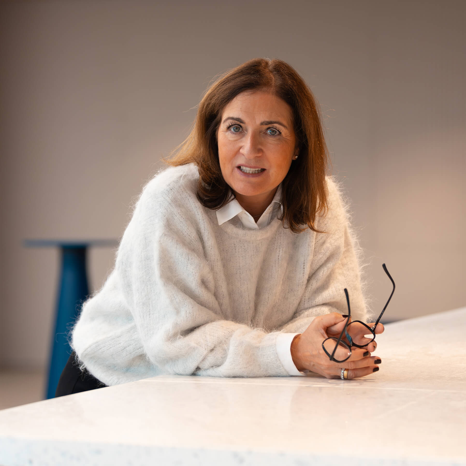 Claudia Jung im Gespräch, die Brille in der Hand