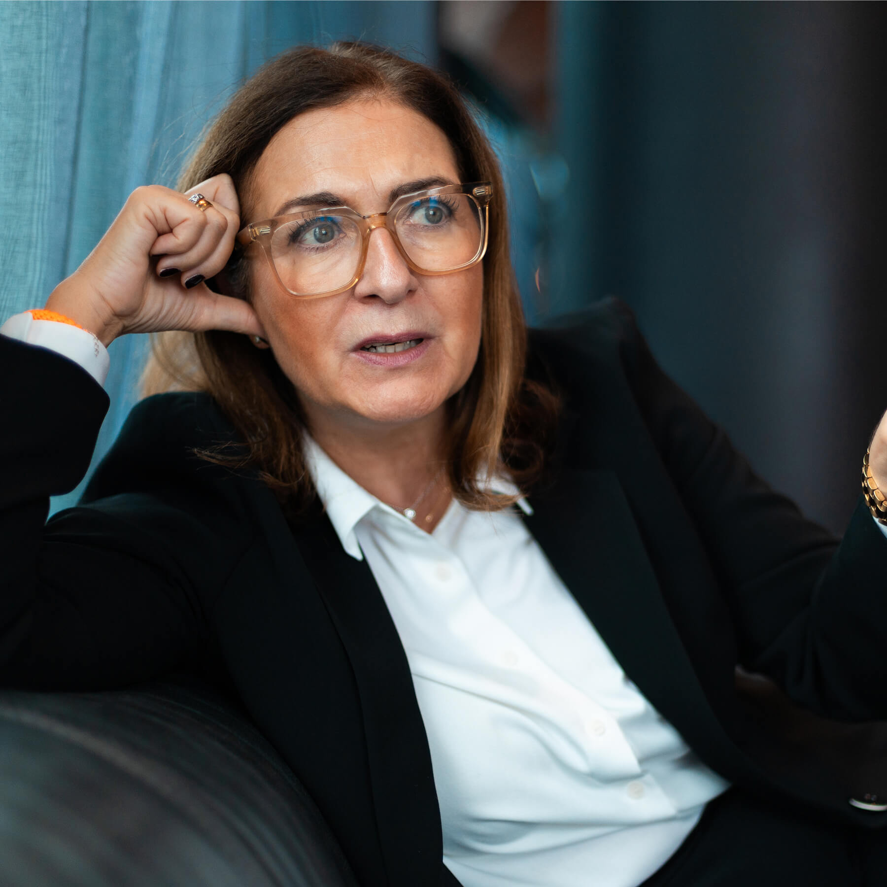 Claudia Jung im dunklen Blazer beim Erklären