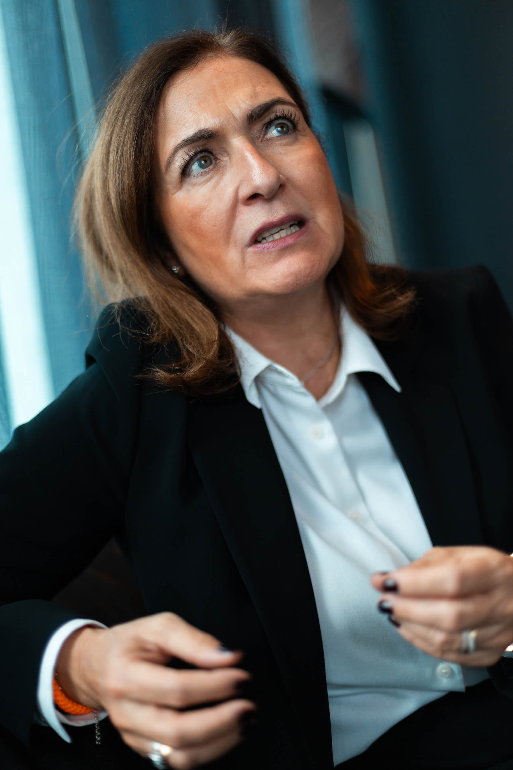 Claudia Jung im Blazer, erklärt etwas mit den Händen